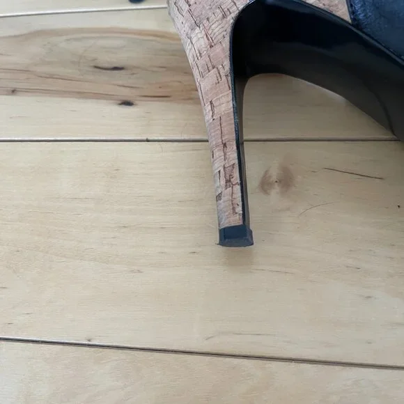 Guess Shoes - Picture 3 of 3